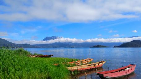 Boats on the lake shore wallpaper