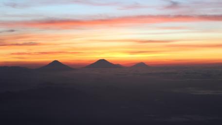 Sunrise of Twins Mount wallpaper