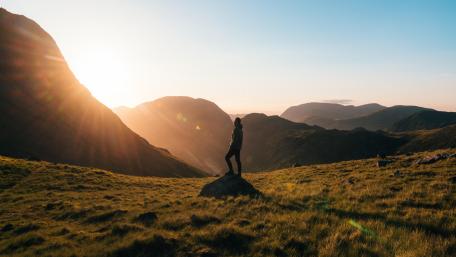 Fell the sunlight in the mountains wallpaper