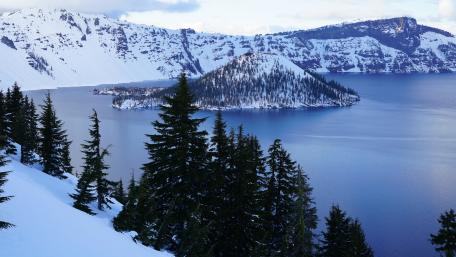 Wizard Island on Crater Lake (Oregon) wallpaper