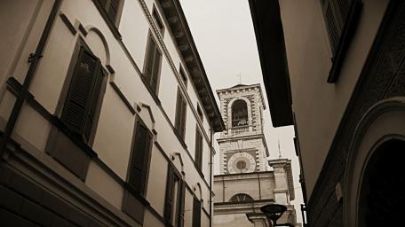 Urban Serenity Amidst Historic Architecture wallpaper