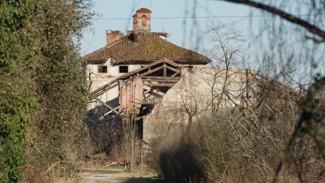 Urban Decay in Forgotten Places wallpaper