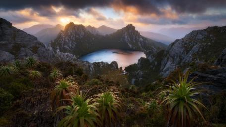 Arthur Range and Lake Oberon wallpaper
