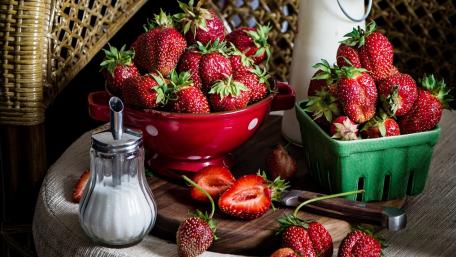 Bright red strawberries wallpaper