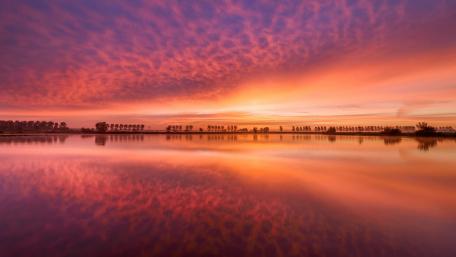 Tranquil Twilight on a Reflective Lake wallpaper