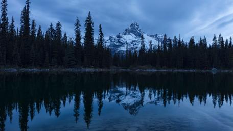 Serene Mountain Reflection in Tranquil Lake wallpaper