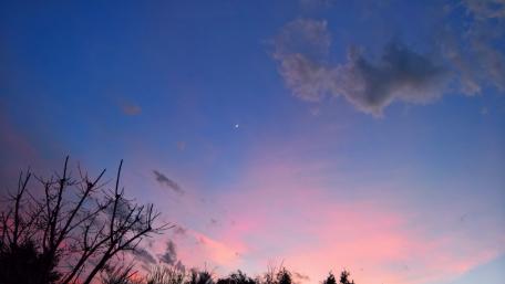 Serene Dusk Sky at Twilight Moments of Tranquility wallpaper