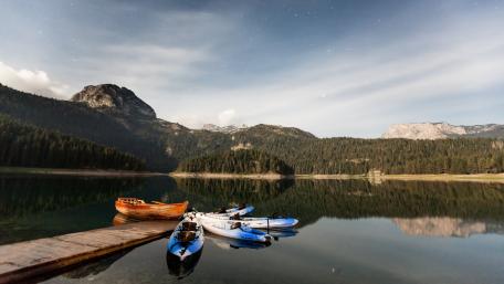 Kayaks on lake wallpaper