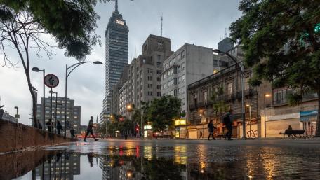 Urban Serenity in the Rainy Cityscape wallpaper