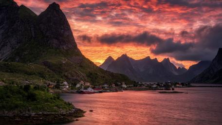Midnightsun in Lofoten Islands wallpaper