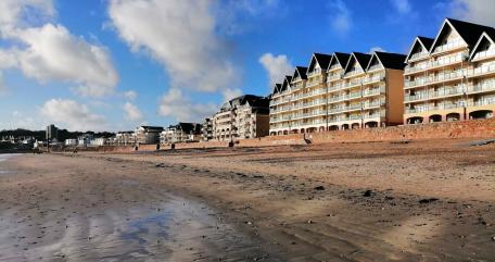 Serene Beachfront with Coastal Residences wallpaper