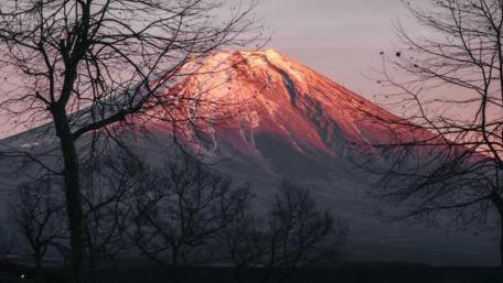 Majestic Mountain at Dusk Inviting Tranquility wallpaper