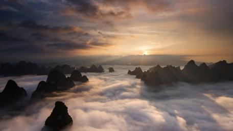 Huangshan Mountain in sea of clouds wallpaper
