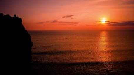 Vivid Sunset Over Tranquil Ocean Waves wallpaper
