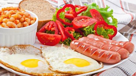 Full breakfast with bean, frankfurters and fried eggs wallpaper