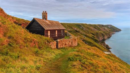 Serene Coastal Cottage on the Cliffside wallpaper