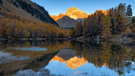 Serene Mountain Reflections in Autumn Colors wallpaper