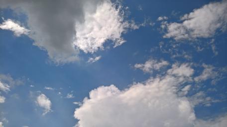Serene Blue Sky with Fluffy Clouds wallpaper