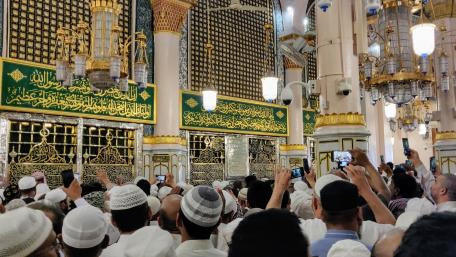 People line up to send their blessings and greetings to Prophet Muhammad wallpaper
