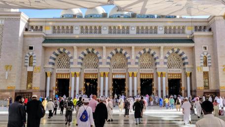 People entering the Prophets Mosque through giant doors wallpaper