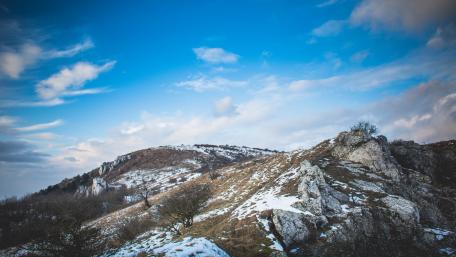 Winter Serenity Over Snowy Hillscape wallpaper