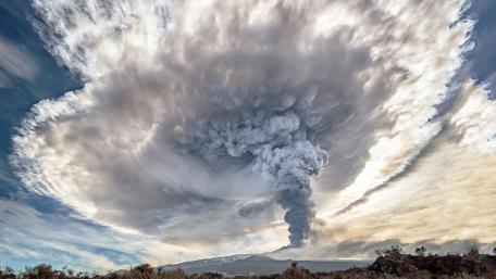 Pyroclastic cloud of Mount Etna wallpaper