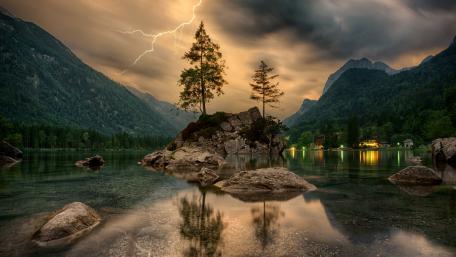 Stormy weather with lightning strike at Hintersee wallpaper