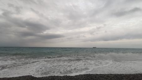 Tranquil Ocean Waves Under Cloudy Skies wallpaper