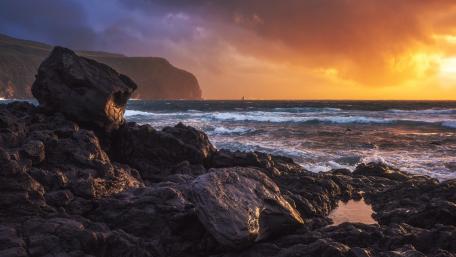 Majestic Sunset Over Rocky Coastline wallpaper