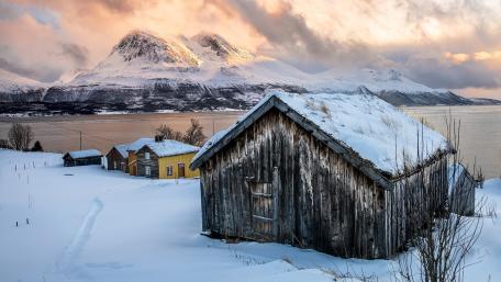 Snowy barn wallpaper