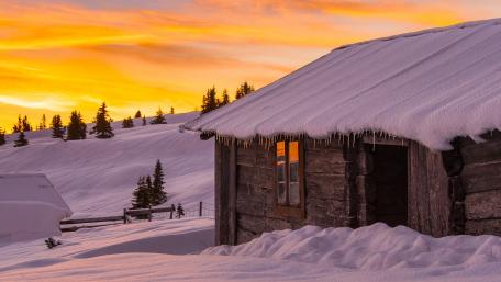 Winter Cottage in a Snowy Landscape wallpaper