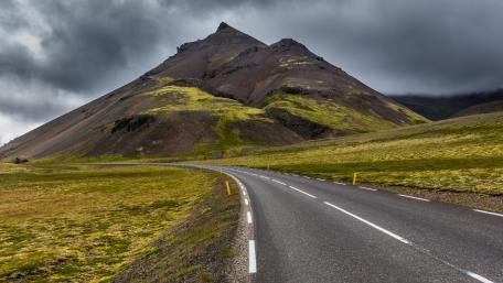 Road in the barren countryside wallpaper