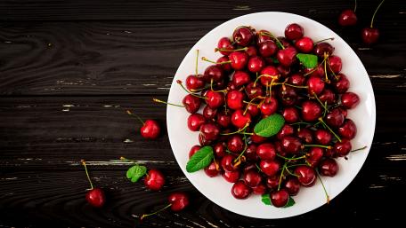 A plate of cherry wallpaper