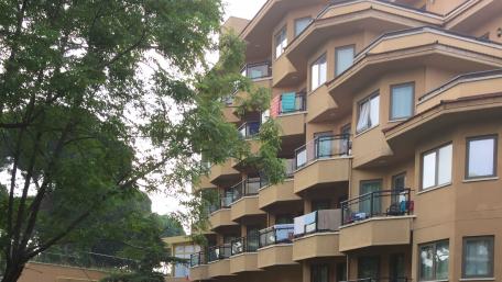 Urban Living in a Cozy Apartment Complex wallpaper