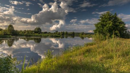 White clouds reflected in the lake wallpaper