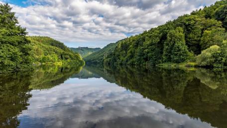 Serene Reflections of a Cloudy Sky wallpaper