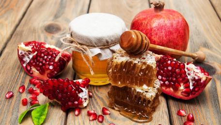 Sweet Harmony of Honey and Pomegranate wallpaper