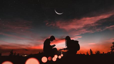 Night playing music under the starry sky wallpaper