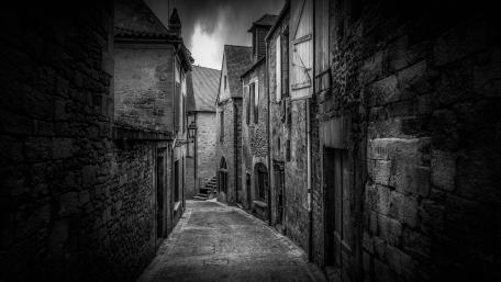 Dark monochrome alley wallpaper