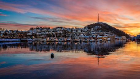 Radiant Harbor Evening Serenity wallpaper