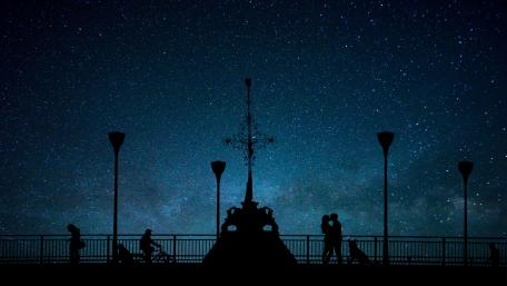 Kissing couple on the bridge wallpaper