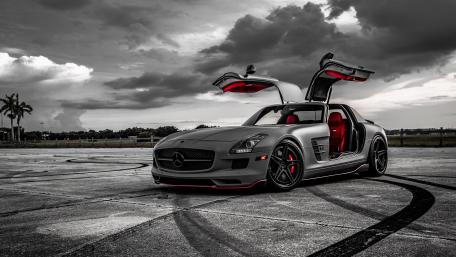 Mercedes-Benz SLS AMG gullwing doors wallpaper