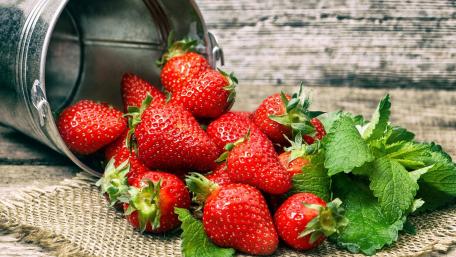 Ripe strawberries wallpaper