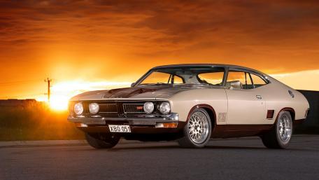 Vintage Muscle Car at Sunset wallpaper