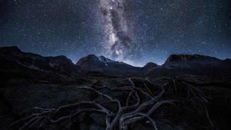 Milky way over the Pointe de la Réchasse wallpaper