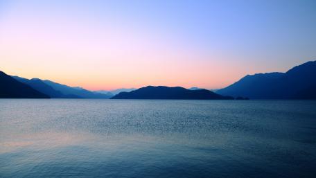 Serene Mountain Reflection in Twilight Waters wallpaper
