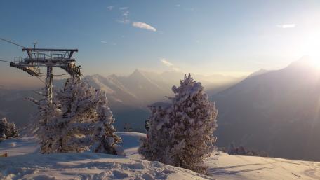 Cable car in the snowy mountains wallpaper
