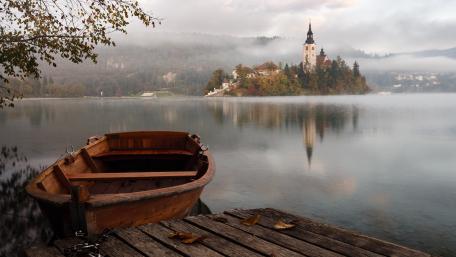 Boat on Lake Bled wallpaper