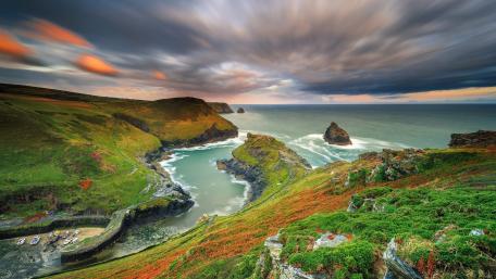 Serene Coastal Beauty Under Cloudy Skies wallpaper