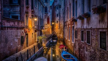 Canal in Venice wallpaper
